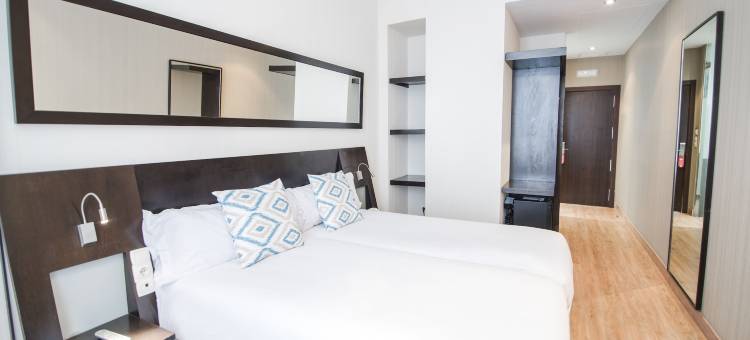 佩蒂特宫雷纳广场酒店(Petit Palace Plaza de la Reina)图片