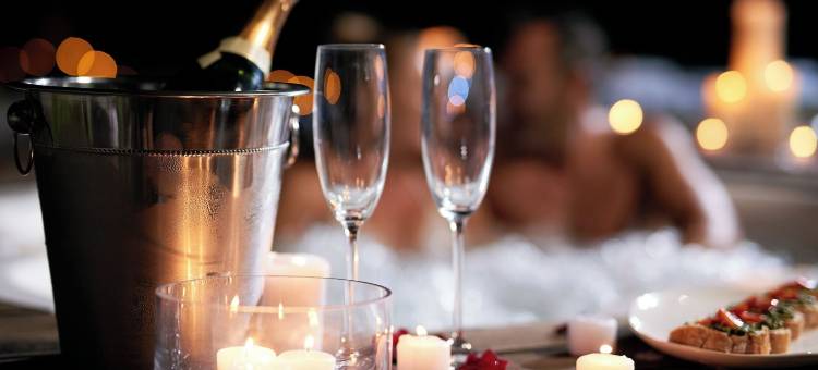 适合儿童的拱廊 火坑 烧烤 热水浴缸(Kid Friendly Park Arcade Fenced Yard Firepit Grill)图片