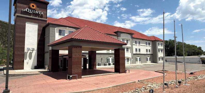 鲁伊多索唐斯拉昆塔温德姆套房酒店(La Quinta Inn & Suites by Wyndham Ruidoso Downs)图片