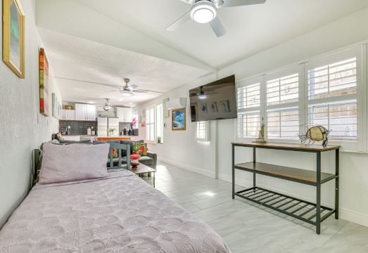 Driftwood Beach Cottage - Walk to Clearwater BchHotel Overview