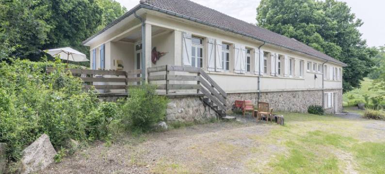 Burgundy Poolside Getaway图片