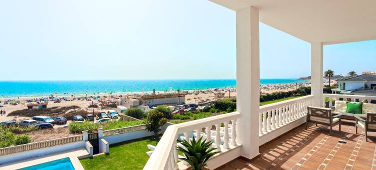 Villa with pool in front of the beach. La Barrosa图片