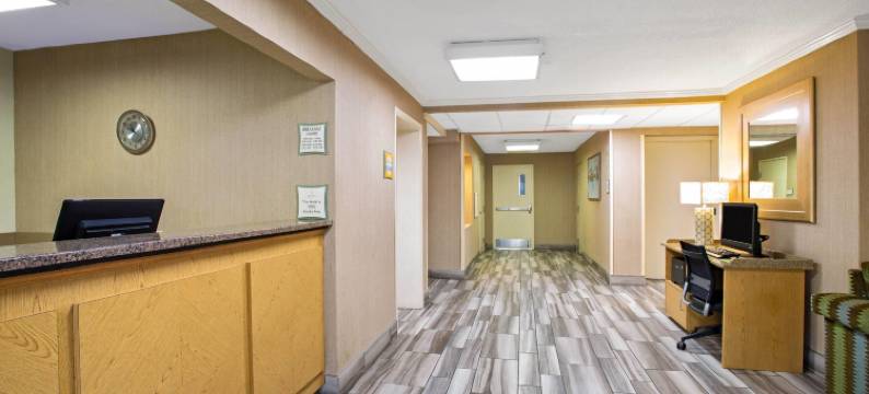 奥本伍斯特拉昆塔温德姆酒店(La Quinta Inn by Wyndham Auburn Worcester)图片