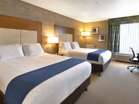 Holiday Inn & Suites 的林地