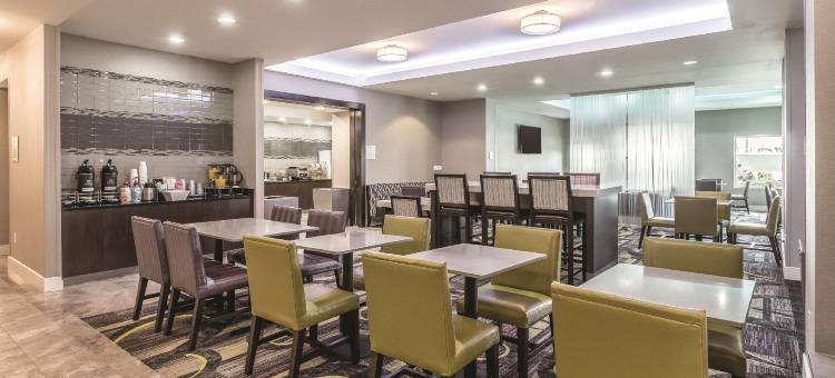 阿林顿北六旗通道拉昆塔温德姆套房酒店(La Quinta Inn & Suites by Wyndham Arlington North 6 Flags Dr)图片
