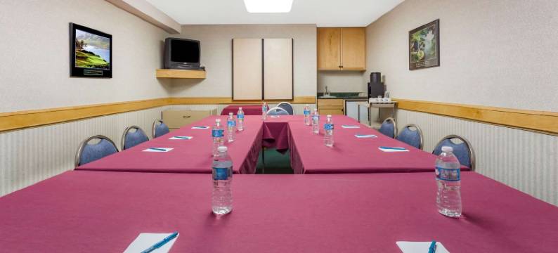 魁斯内尔温德姆华美达酒店(Ramada by Wyndham Quesnel)图片