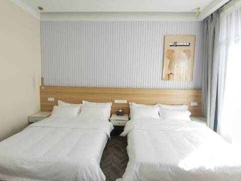 东临介邱轰趴民宿(东峰路分店)