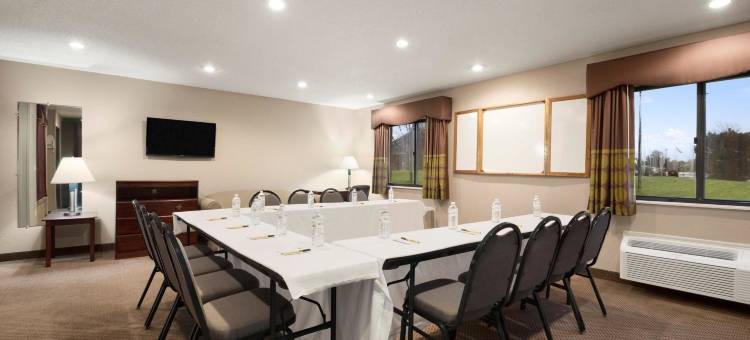 格林贝I-43巴士公园速8酒店(Super 8 by Wyndham Green Bay I-43 Bus. Park)图片