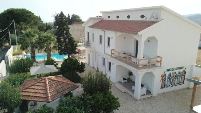 5 Elementi Hotel Overview