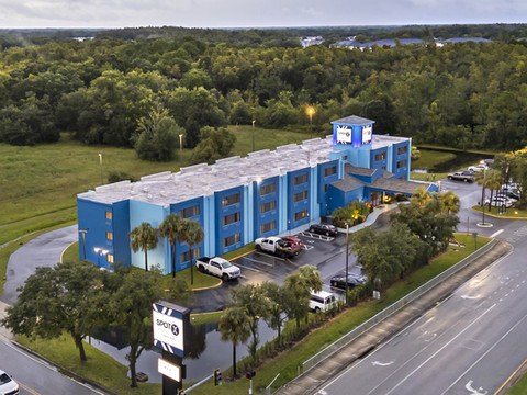 红色精选系列SPOT X酒店坦帕-韦斯利教堂