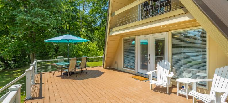 Tranquil Setting with Lake Views - Charming A-Frame Cottage图片