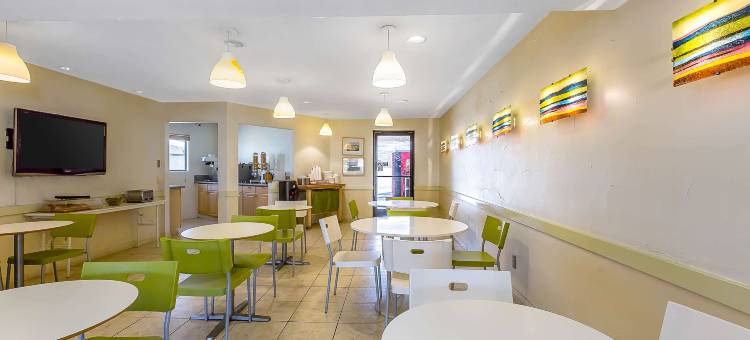 魔山地区罗德威旅馆(Rodeway Inn Magic Mountain Area)图片