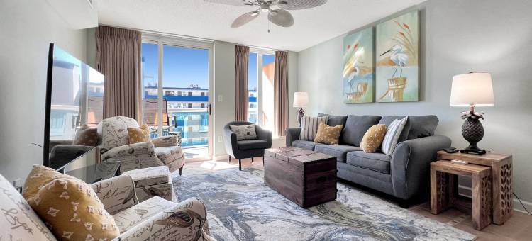 Spacious Balcony with Ocean Glimpse and Outdoor Pool - Charming Retreat图片