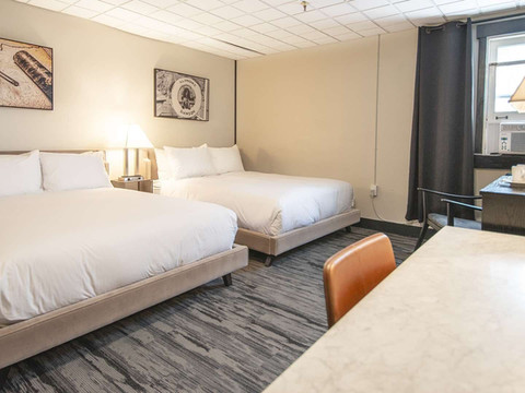 北极太阳,岸边酒店