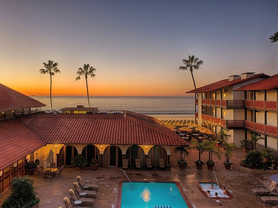 拉霍亚海岸酒店