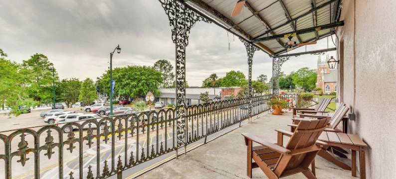 风景如画的路易斯安那州度假屋，带有家具阳台！(Charming Louisiana Getaway w/ Furnished Balcony!)图片