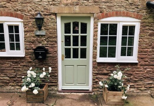 Pump Cottage - Cosy Herefordshire Cottage Hotel Overview