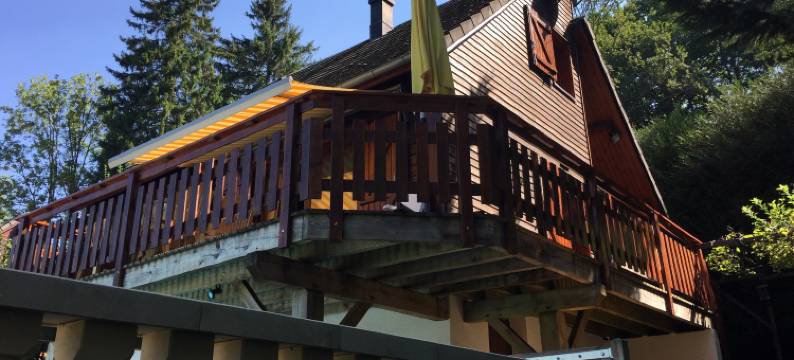 Poolside Bliss Near Lake图片