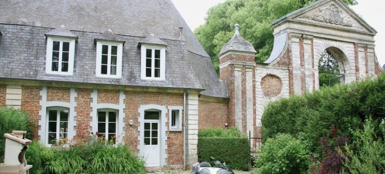 House near Merlimont-Plage and historic abbey图片