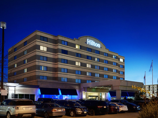 温尼伯机场希尔顿套房酒店