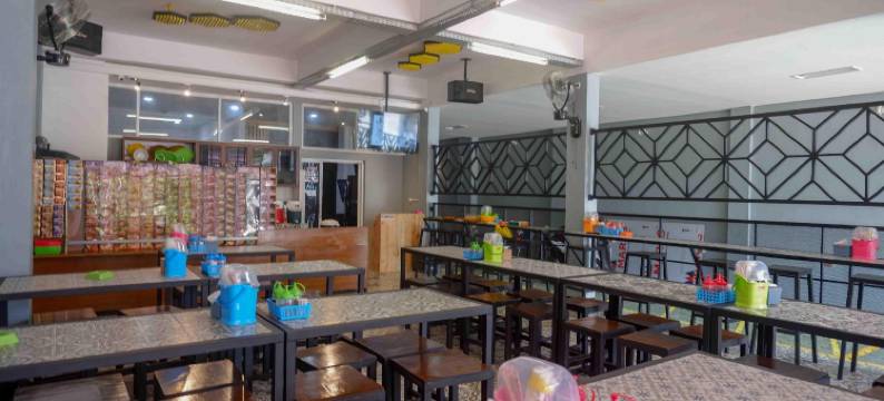 红多兹Plus酒店-近巴东库达乌迪普(RedDoorz Plus Near Patung Kuda Undip)图片