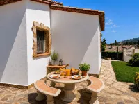 Beautiful house surrounded by an idyllic garden with salt water pool. - 泳池