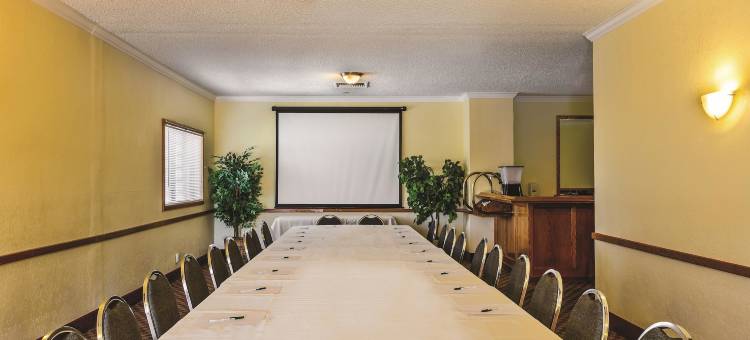 特哈查比温德姆呗盟酒店(Baymont by Wyndham Tehachapi)图片