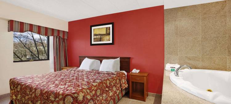 东奥兰治华美达酒店(Ramada by Wyndham East Orange)图片