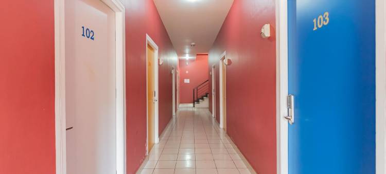 红多兹酒店@科姆普勒克坤甸购物中心(RedDoorz @ Komplek Pontianak Mall)图片