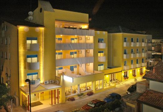 Hotel NederlandHotel Overview