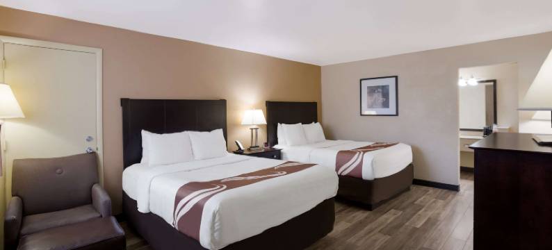 比格拉皮兹品质酒店及套房-近大学(Quality Inn & Suites Big Rapids Near University)图片