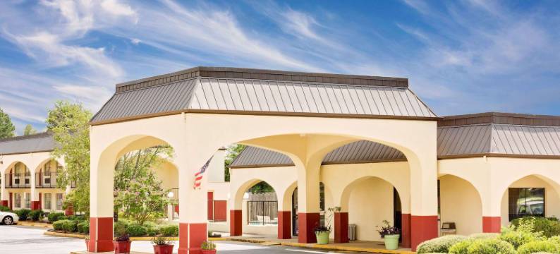 斯塔克维尔温德姆戴斯套房酒店(Days Inn & Suites by Wyndham Starkville)图片