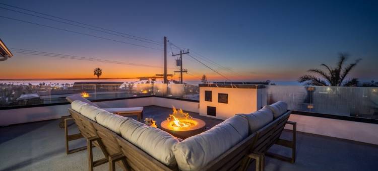 Newly Remodeled Mansion with Breathtaking 300° Views! AC, Parking, Spacious!图片