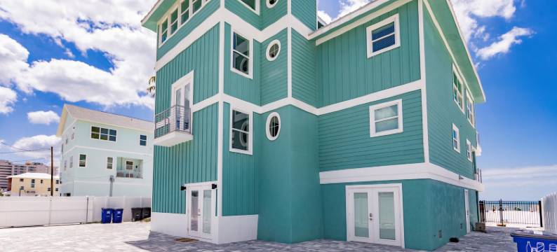 Breathtaking Ocean Views and Spacious Deck - Exquisite Beachfront Retreat图片