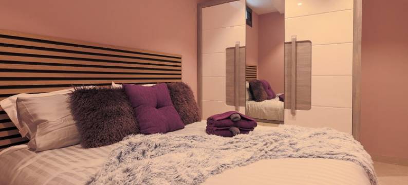 四卧别墅 - 可住8人 - 带泳池 - 花园 - 停车位(4 Bed Villa - Sleeps 8 - Pool - Garden - Parking)图片