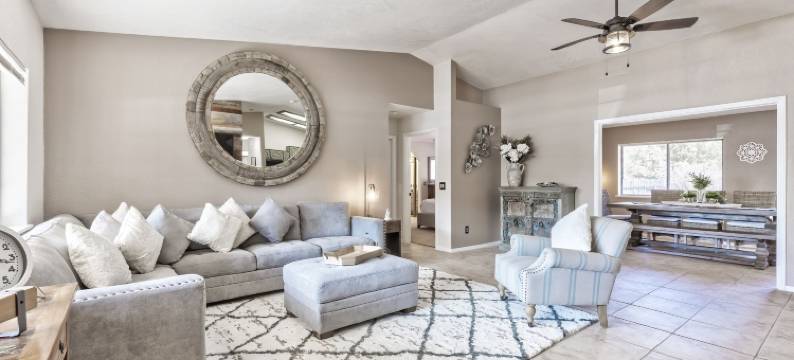 豪华私宅享有红石景观(Luxurious Home with Red Rock Views)图片