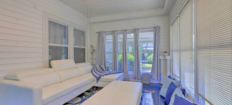 宽敞的兰内特避难所，配有阳光房+大甲板(Spacious Lanett Haven w/ Sunroom + Large Deck)图片