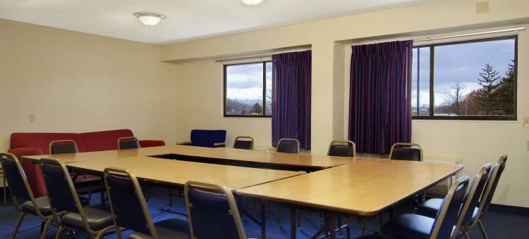 蒙罗维尔匹兹堡东红顶Plus酒店(Red Roof PLUS+ Pittsburgh East - Monroeville)图片