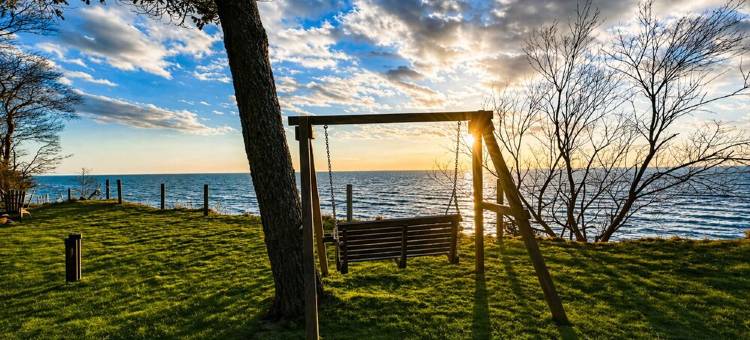 Spacious 5-bedroom A-Frame in South Haven with view of Lake Michigan图片