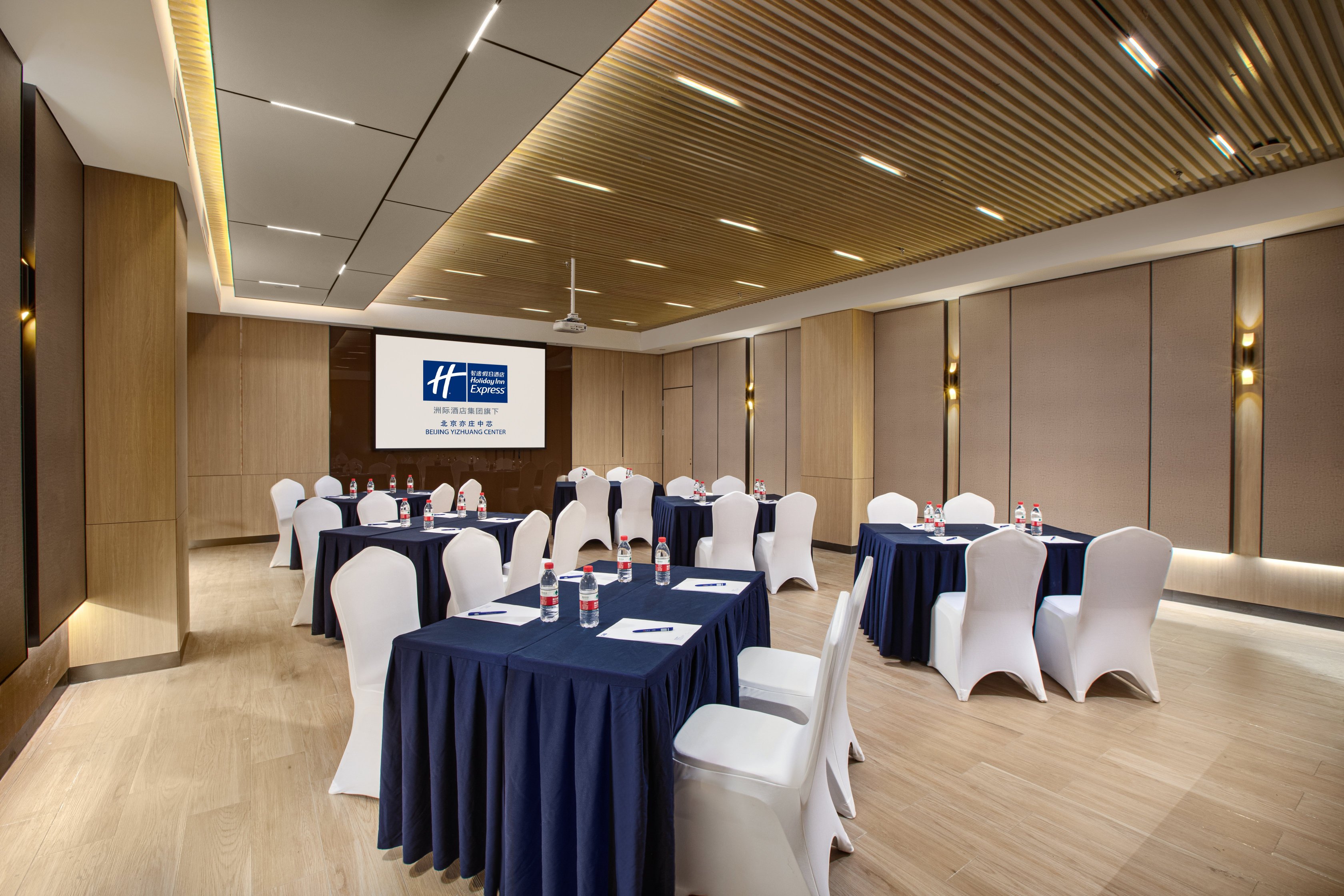 Holiday Inn Express Beijing Yizhuang Center Over view