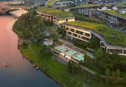 峨眉山景区智选假日酒店外景图