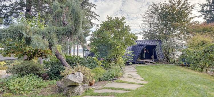 时尚的戴氏湾工作室带绝美的海湾前景(Sleek Dyes Inlet Studio w/ Stunning Bayfront Views)图片