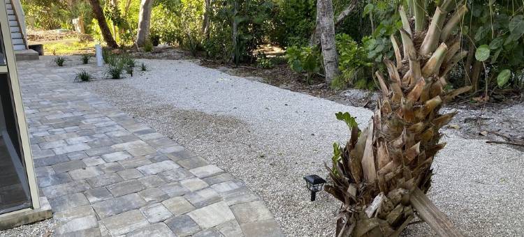 Waterfront Property with Dock and 2 Minute Walk to the Beach图片