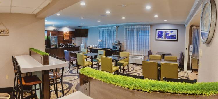 密尔沃基德拉菲尔德拉昆塔温德姆套房酒店(La Quinta Inn & Suites by Wyndham Milwaukee Delafield)图片