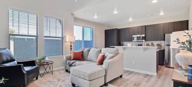 Charming Townhome with Beautiful Furnishings - Trendy Escape图片