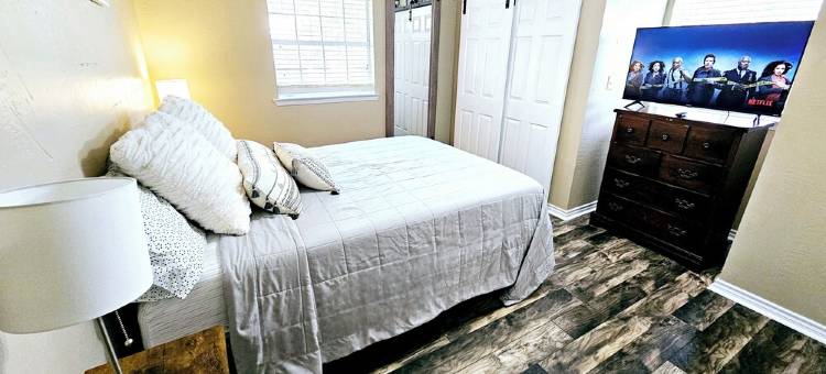 2 Homes! 6 BR 5BA! Swimming pool! Private Hot Tub! Pool Table! Basketball Hoop!图片