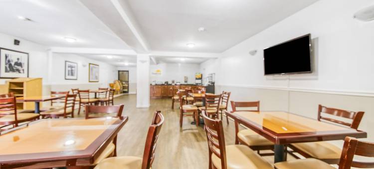 代托纳比奇市赛道戴斯酒店(Days Inn by Wyndham Daytona Beach Speedway)图片