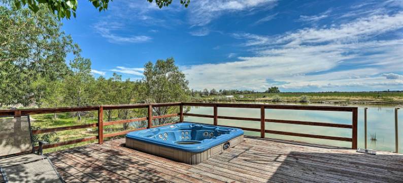 湖边乡村家园 w/ 滑水梯 & 蹦床！(Lakefront Country Home w/ Waterslide & Trampoline!)图片