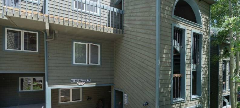 Riverside Dream! Quiet Spot w Deck, 5 Min Walk to Gondola & Main St, Condo图片