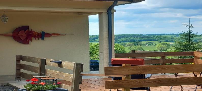 Burgundy Poolside Getaway图片